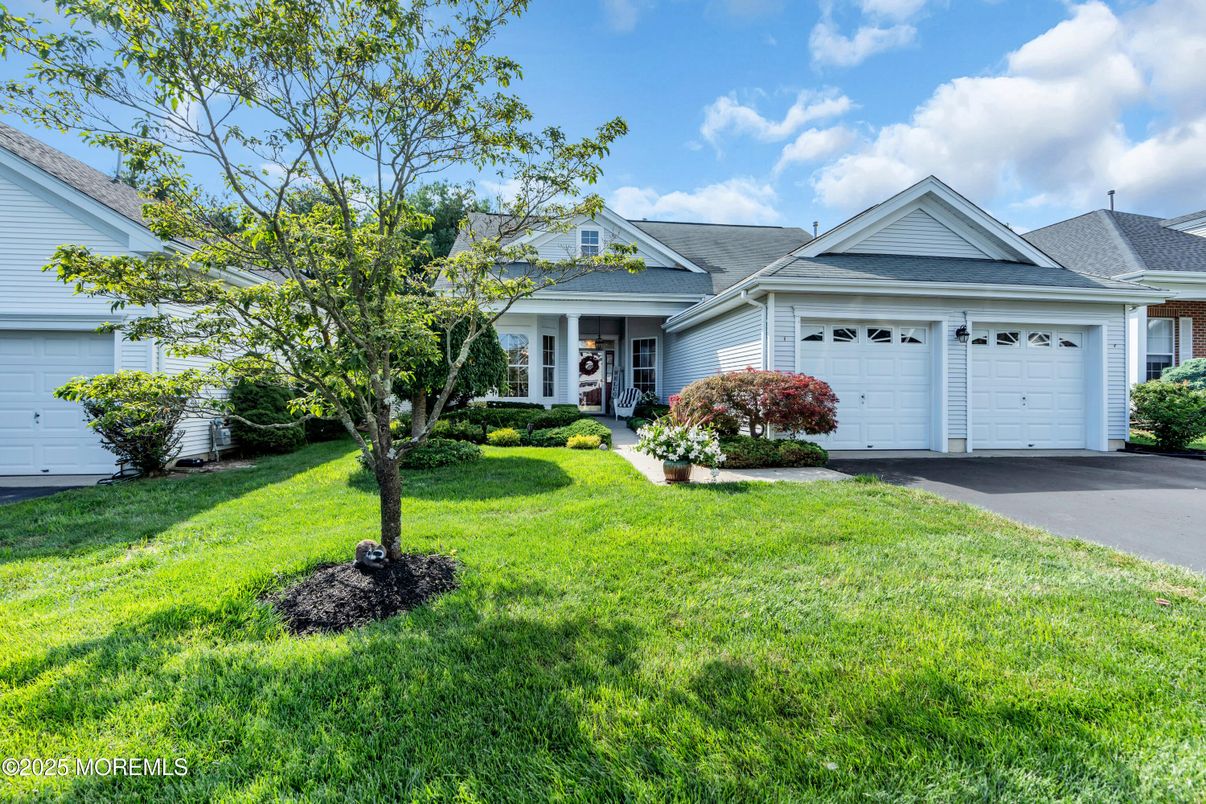Attached, Exterior, Facade, Ranch