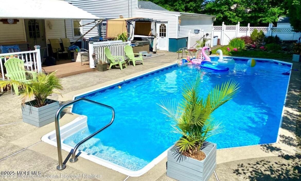 Exterior, Pool