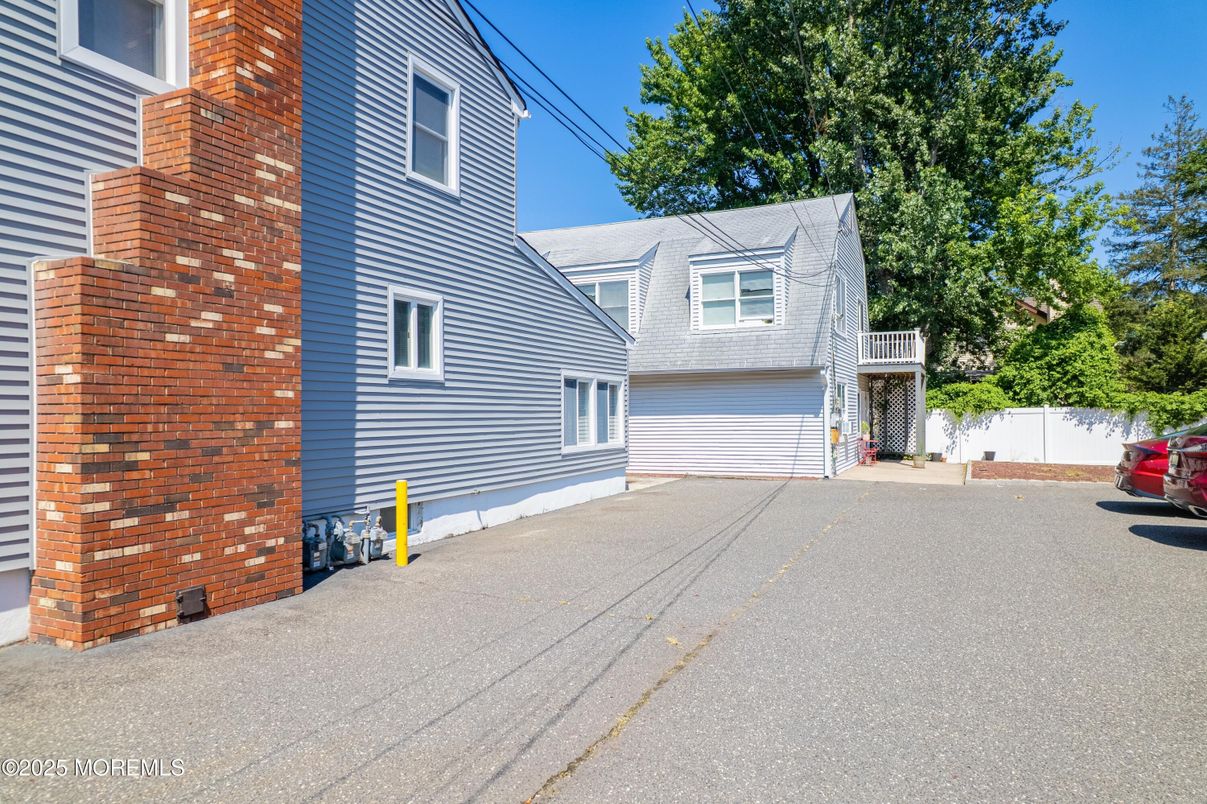 Attached, Exterior, Facade, Cape Cod