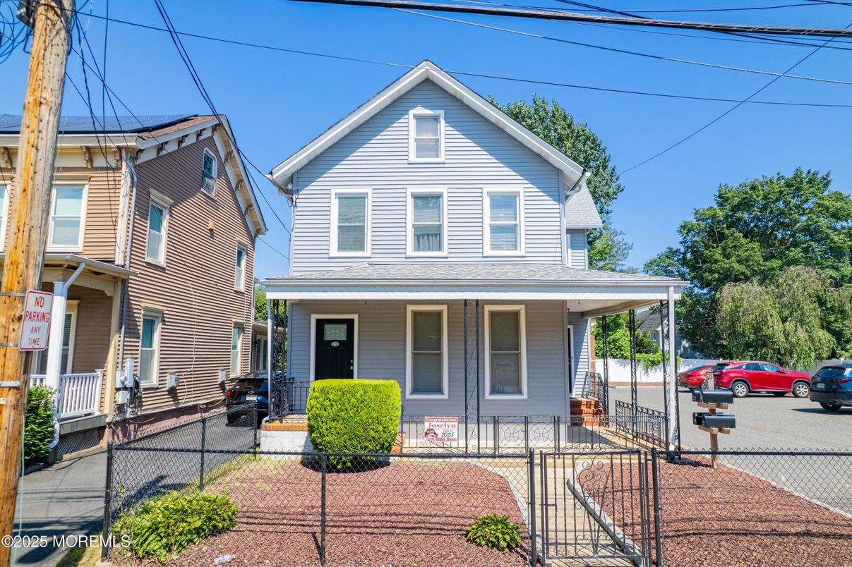 Exterior, Facade, Queen Anne Victorian
