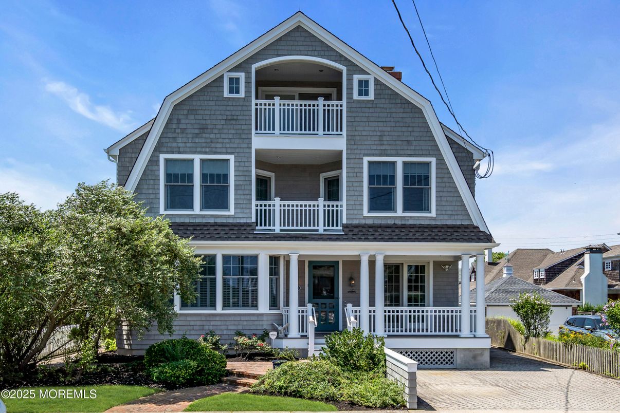 Exterior, Facade, Queen Anne Victorian