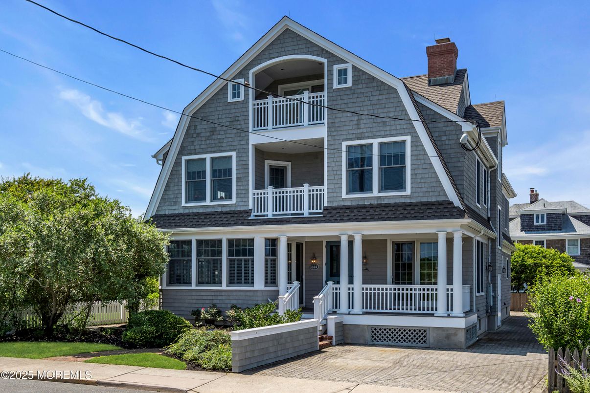 Exterior, Facade, Queen Anne Victorian