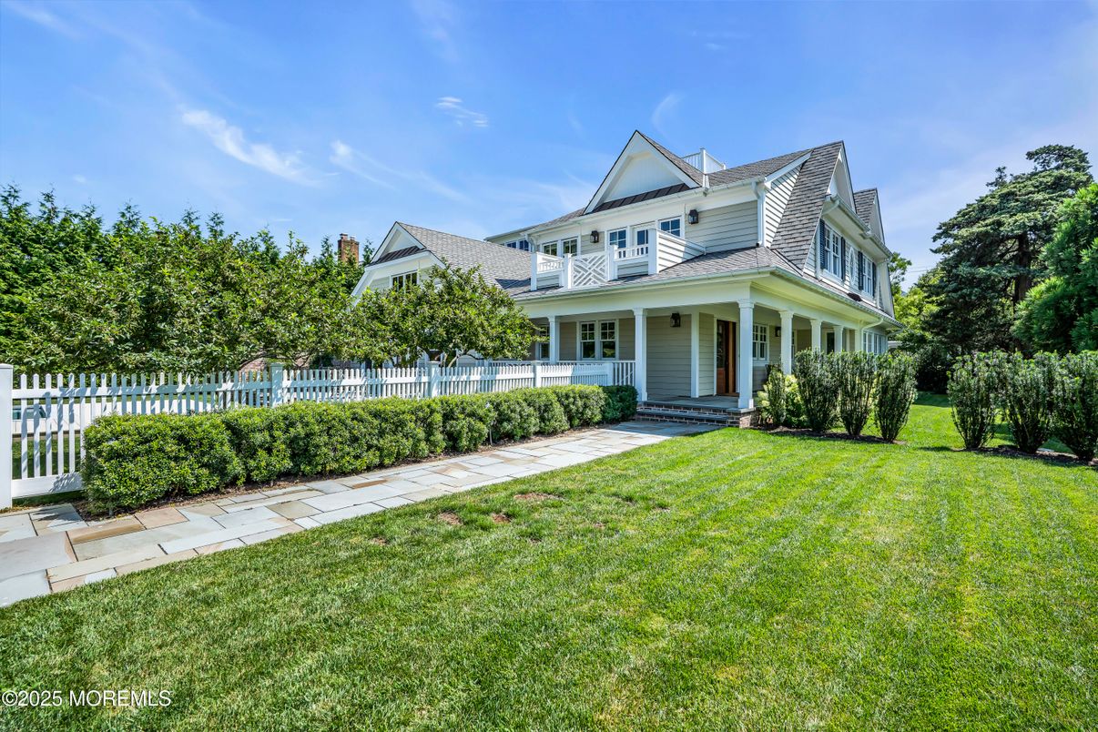 Backyard, Exterior, Facade, Queen Anne Victorian
