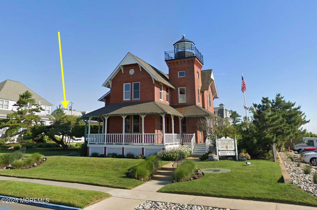 Exterior, Facade, Brick Facade, Queen Anne Victorian