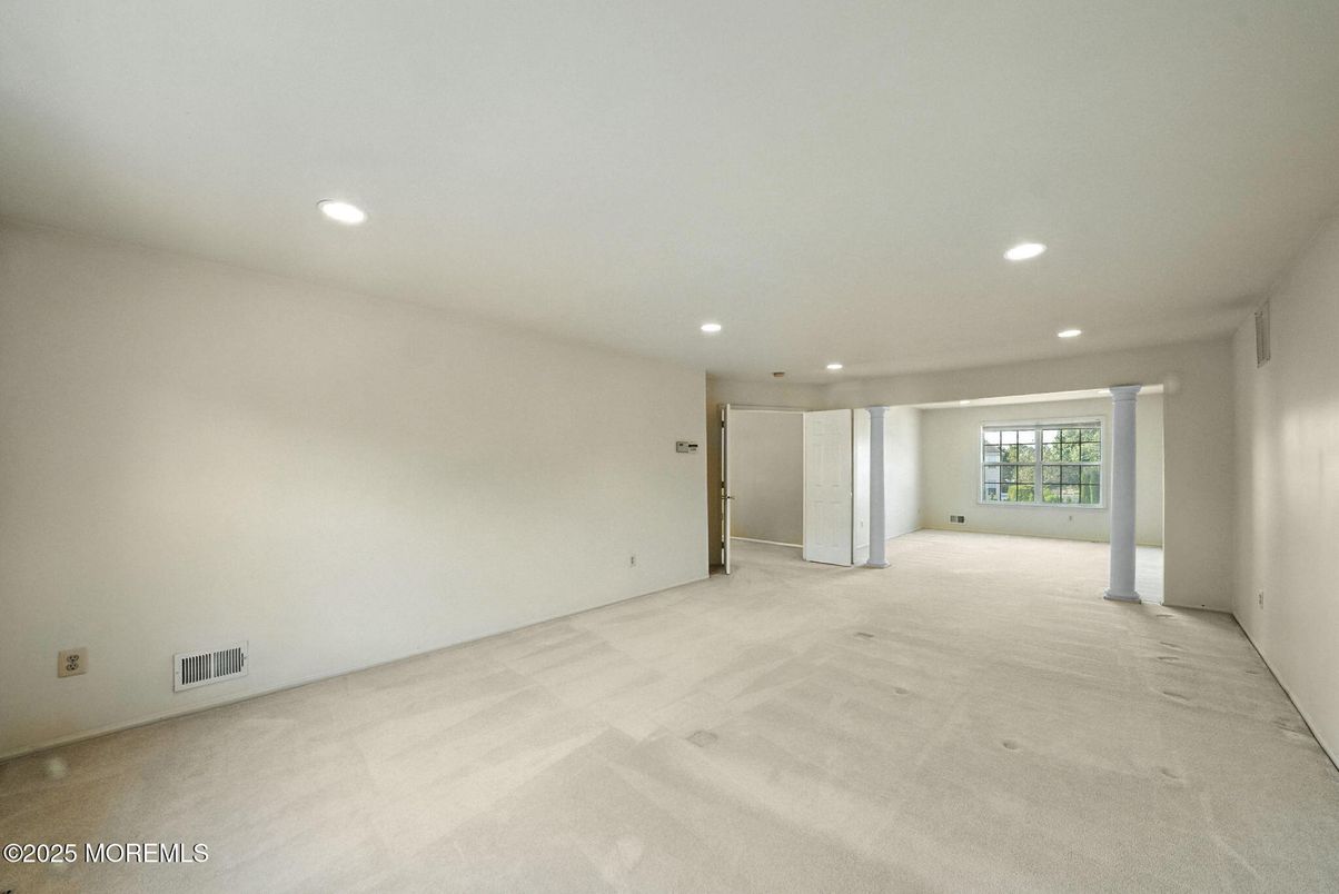 Empty room, Interior, Recessed Lighting