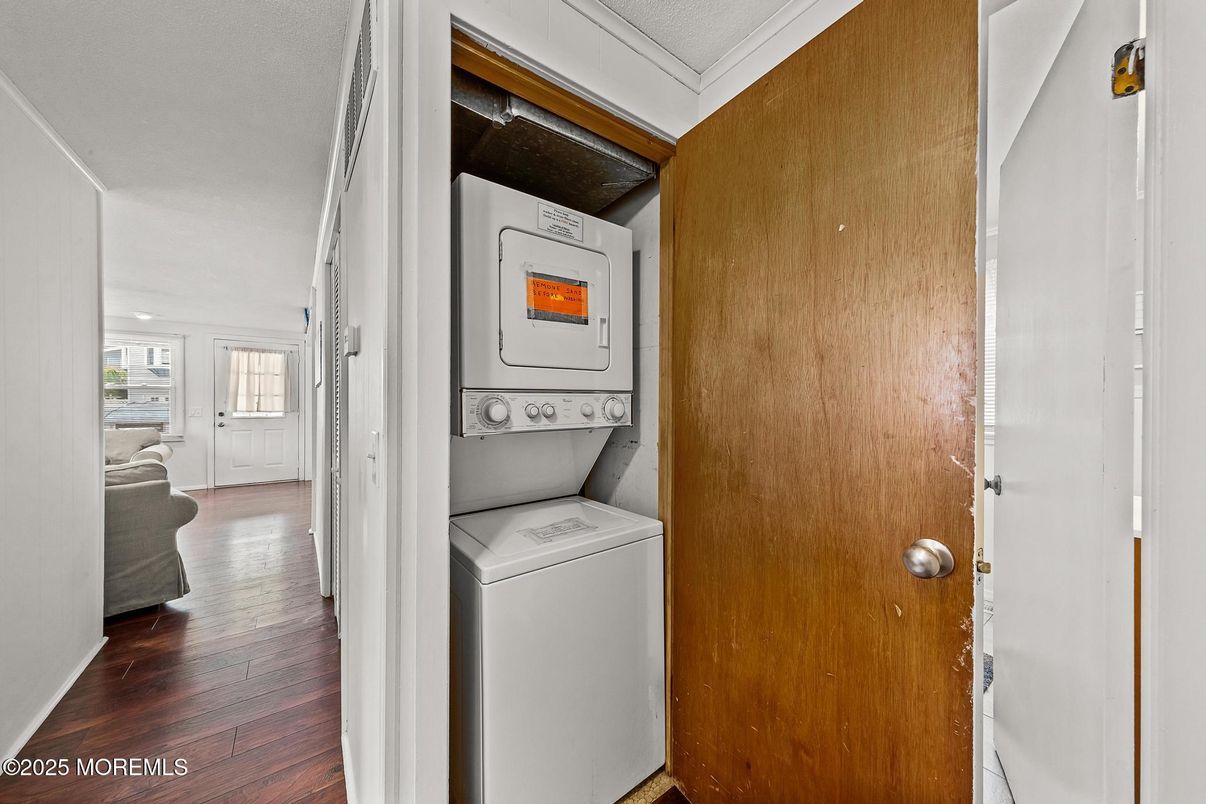 Interior, Utility Closets, Washer, Wood Texture Flooring
