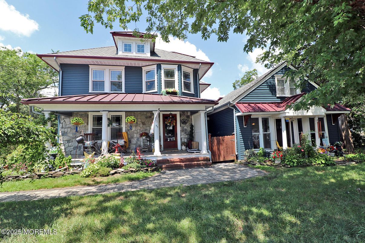 Exterior, Facade, American Foursquare