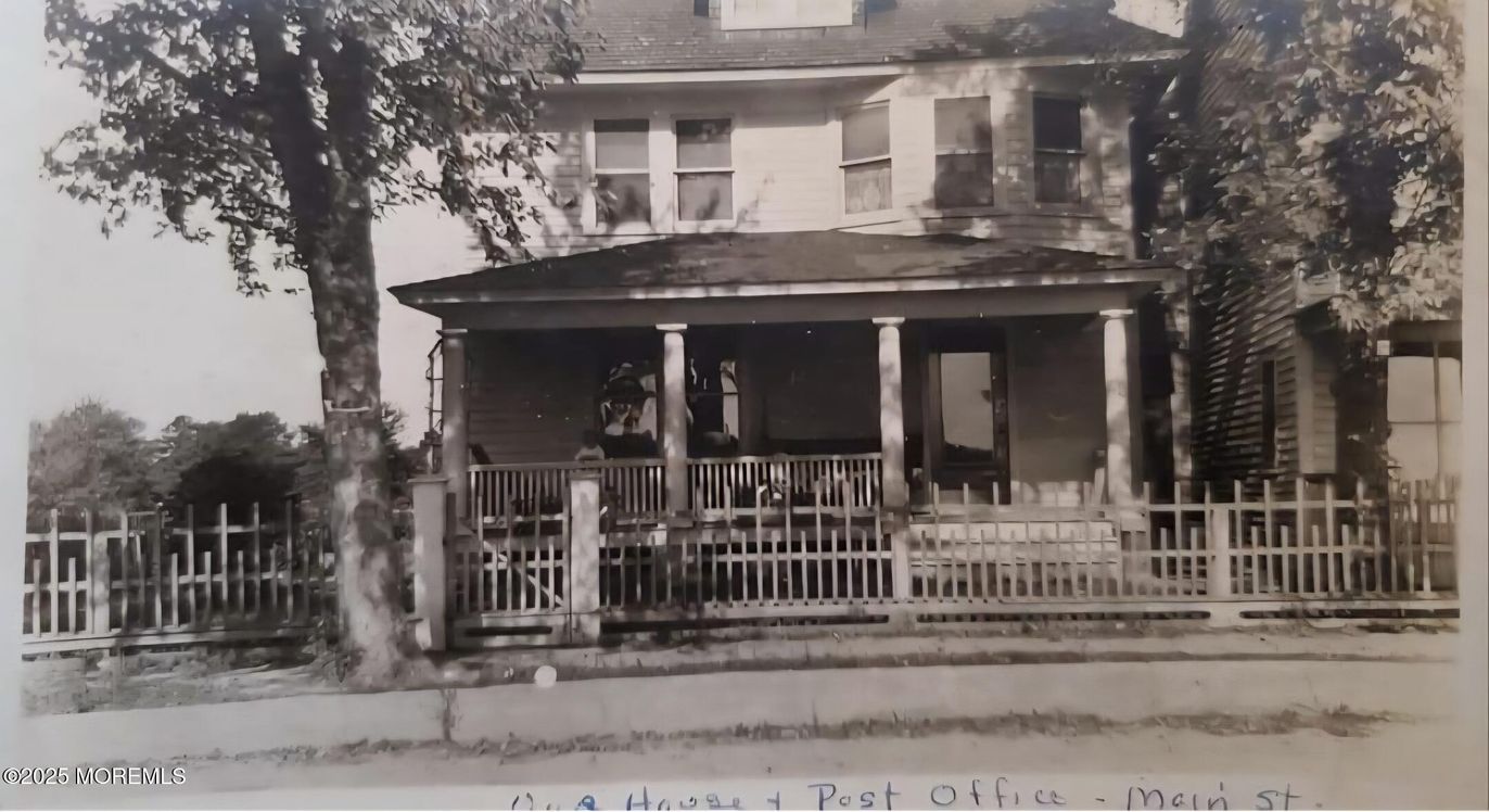 Exterior, Facade, American Foursquare