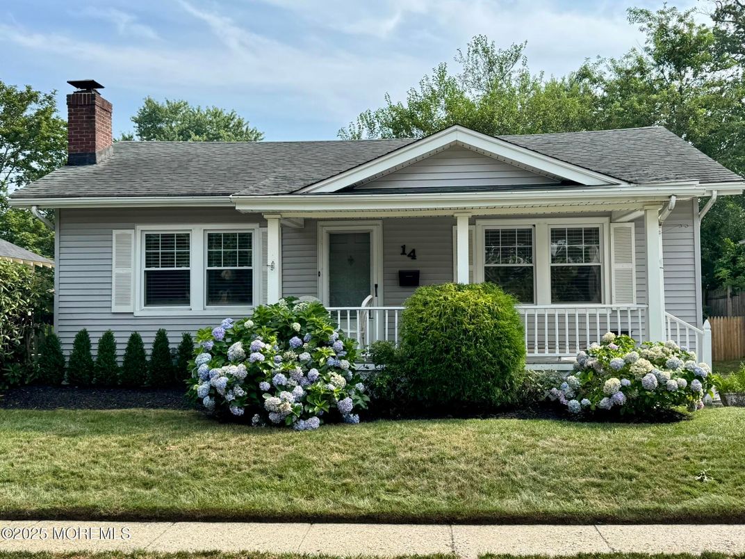 Exterior, Facade, Ranch