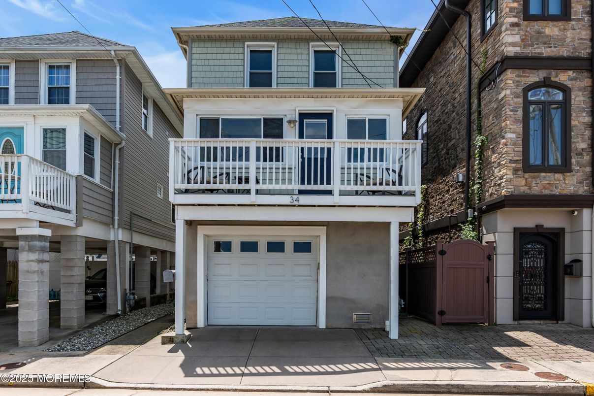 Attached, Exterior, Facade, Rowhouse