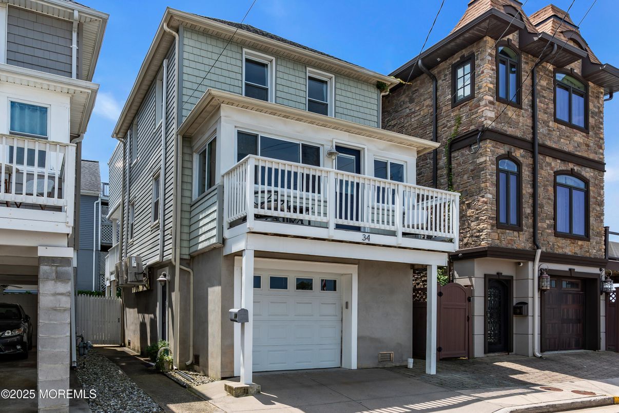 Attached, Exterior, Facade, Rowhouse