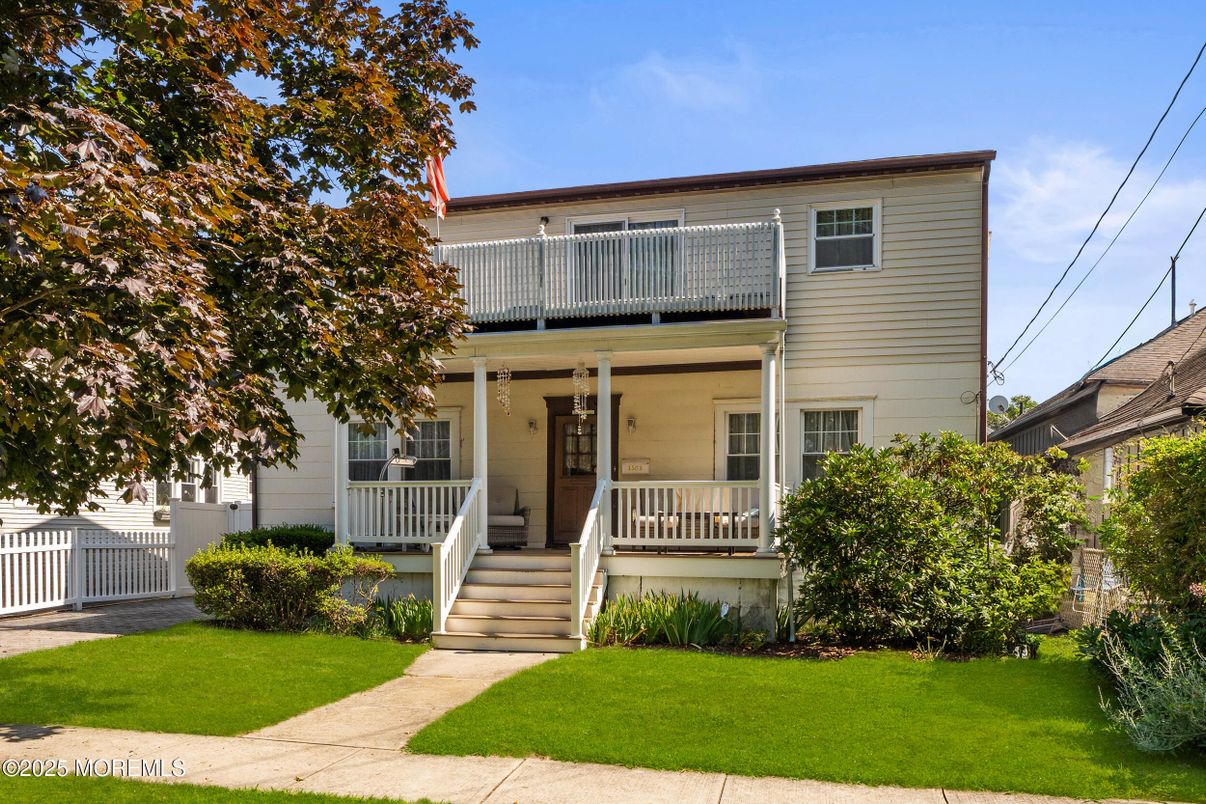 Exterior, Facade, American Foursquare