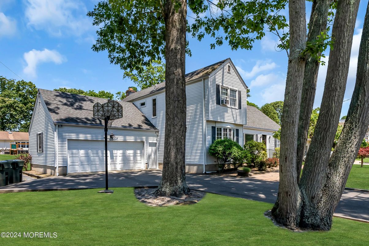 Attached, Exterior, Facade, Cape Cod