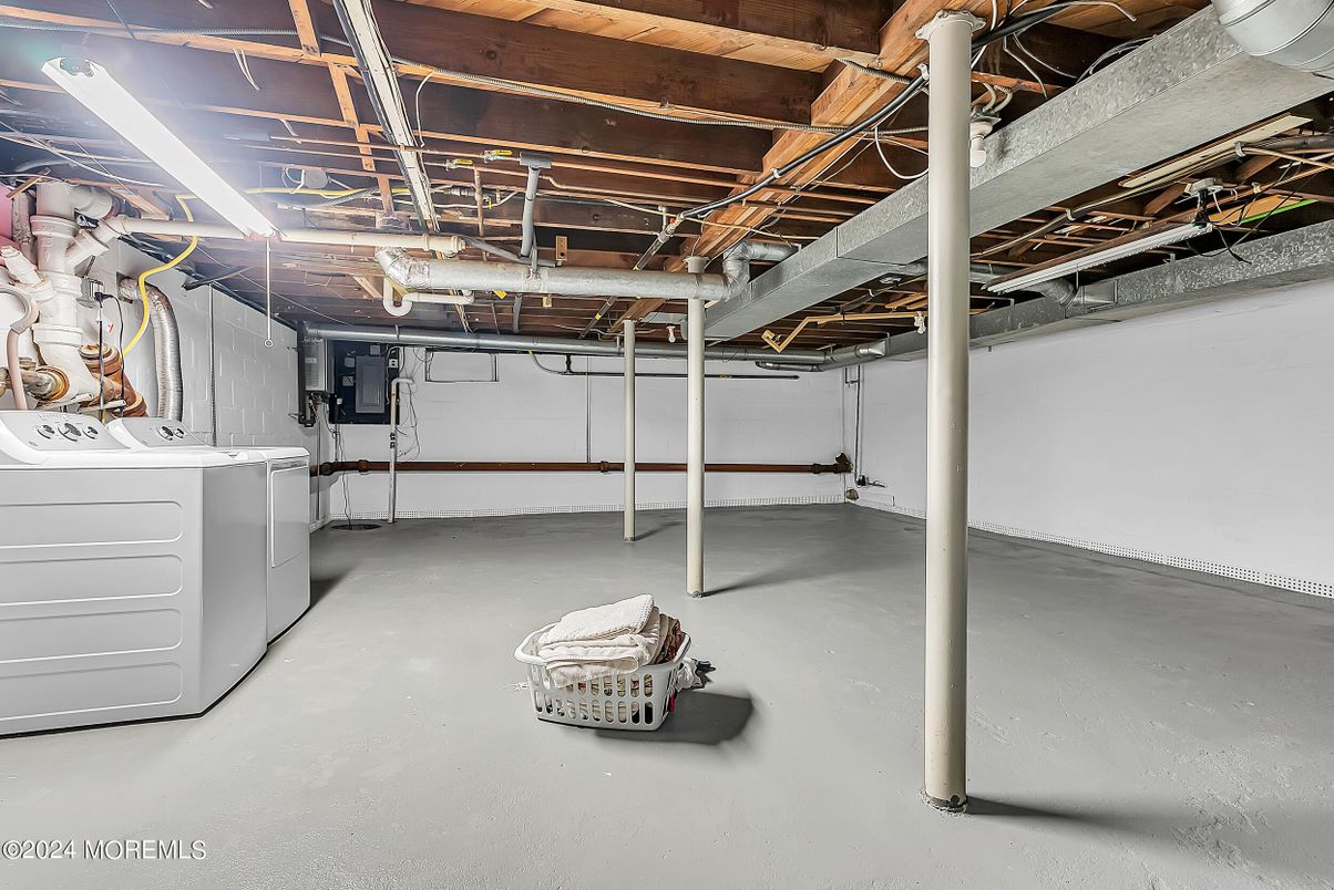 Interior, Washer, Wooden Beams