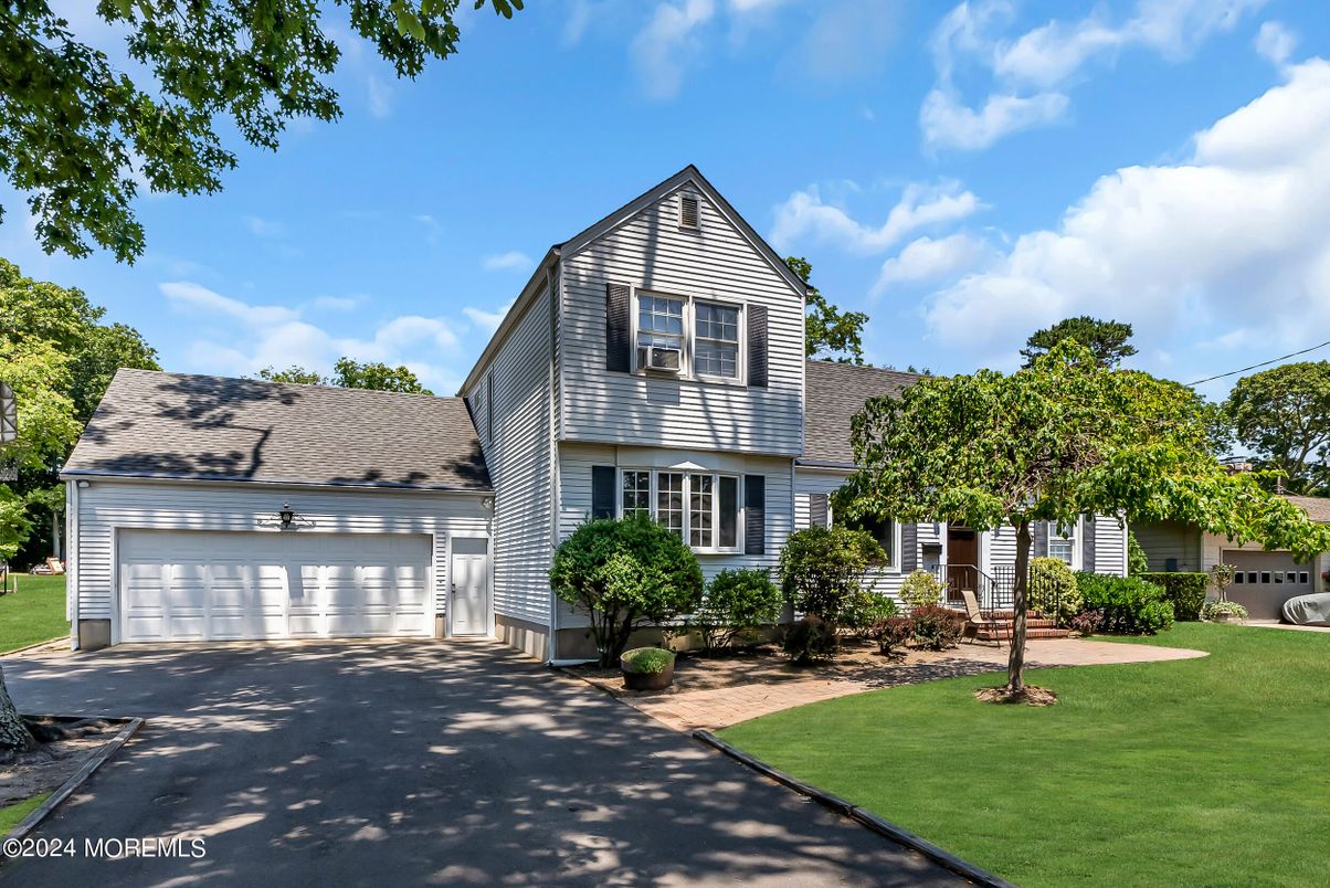 Attached, Exterior, Facade, Tudor Revival