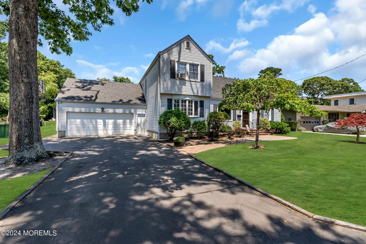 Attached, Exterior, Facade, Cape Cod