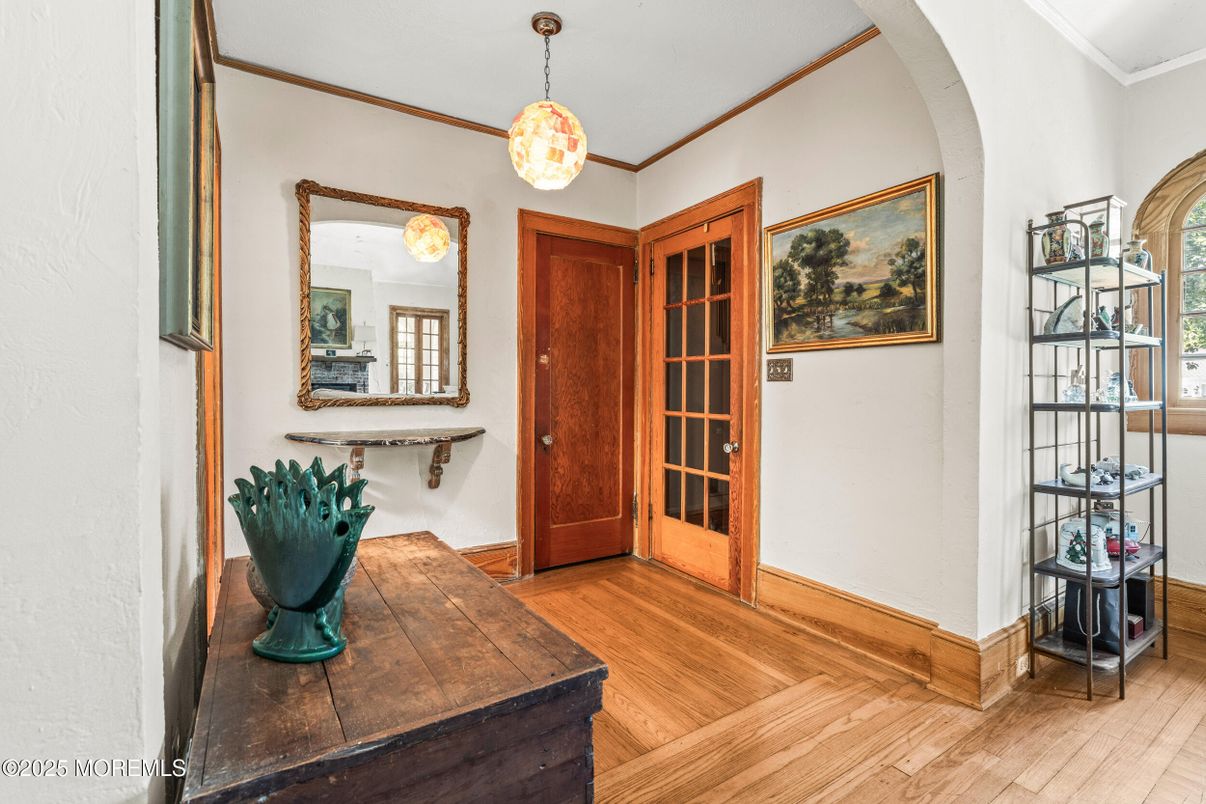 Interior, Pendant Lights, Wood Texture Flooring