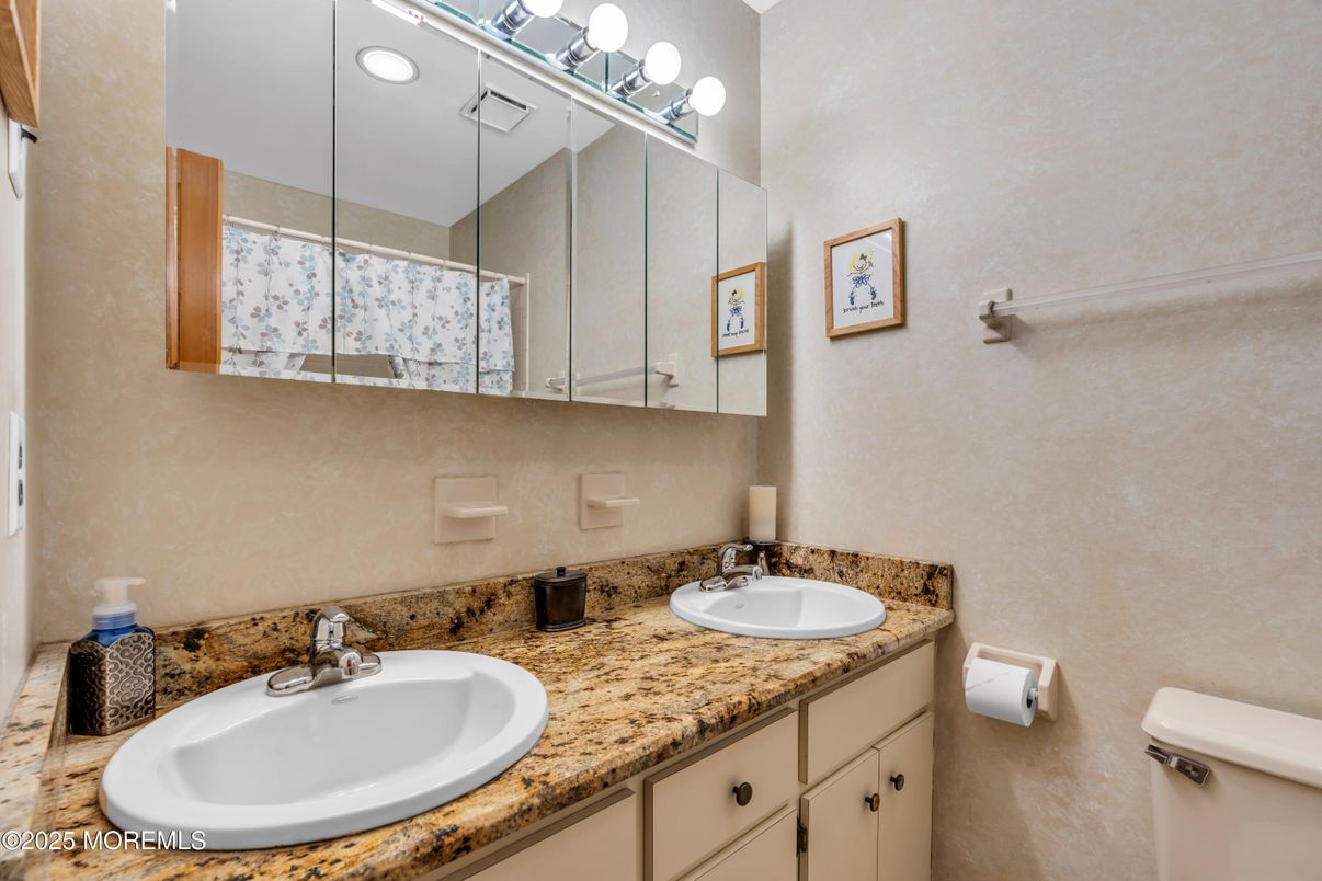 Bathroom, Dual Sink Vanities, Interior, Recessed Lighting