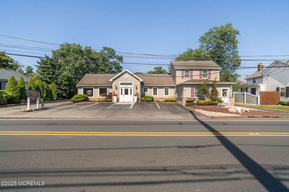 Exterior, Facade, Split Level