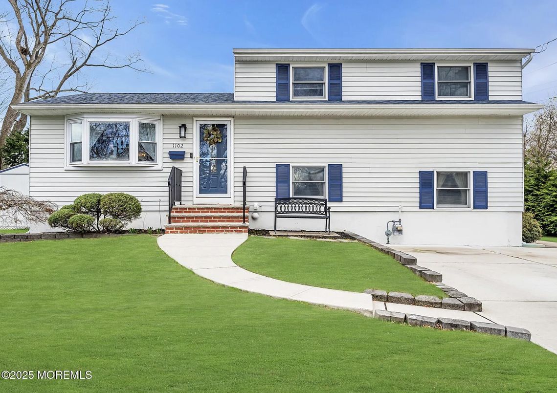 Exterior, Facade, Raised Ranch