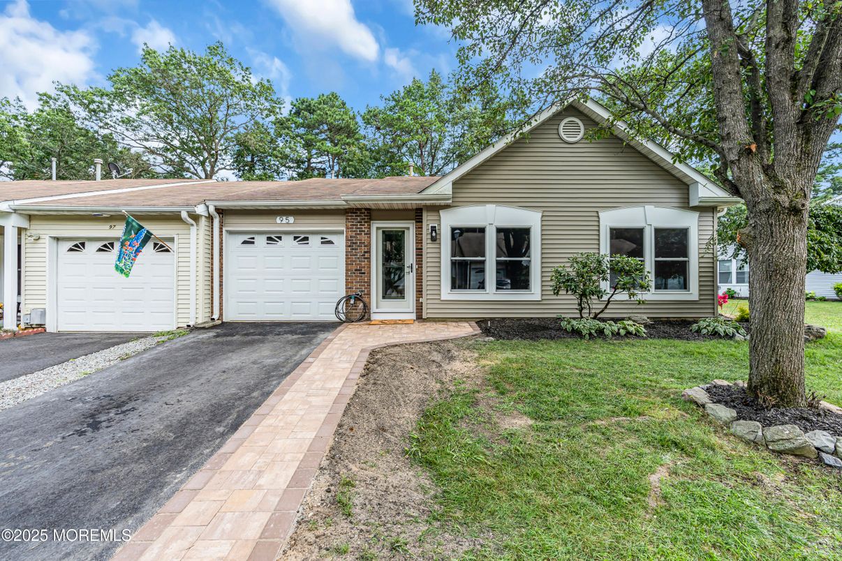 Attached, Exterior, Facade, Brick Facade, Ranch