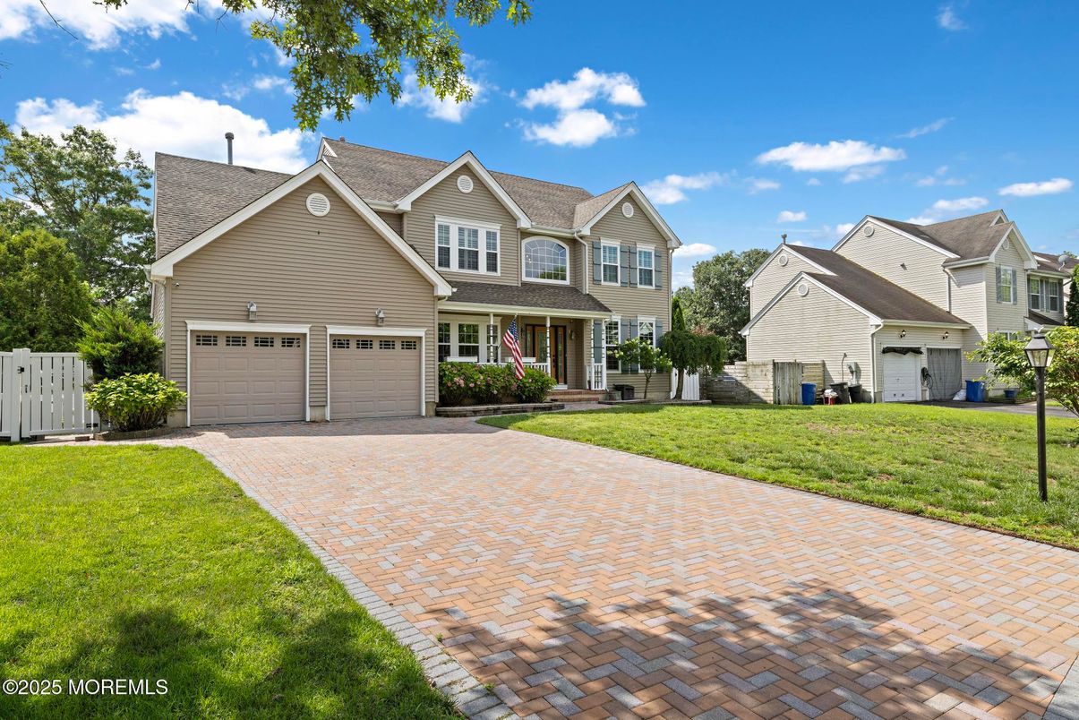 Attached, Exterior, Facade, Farmhouse