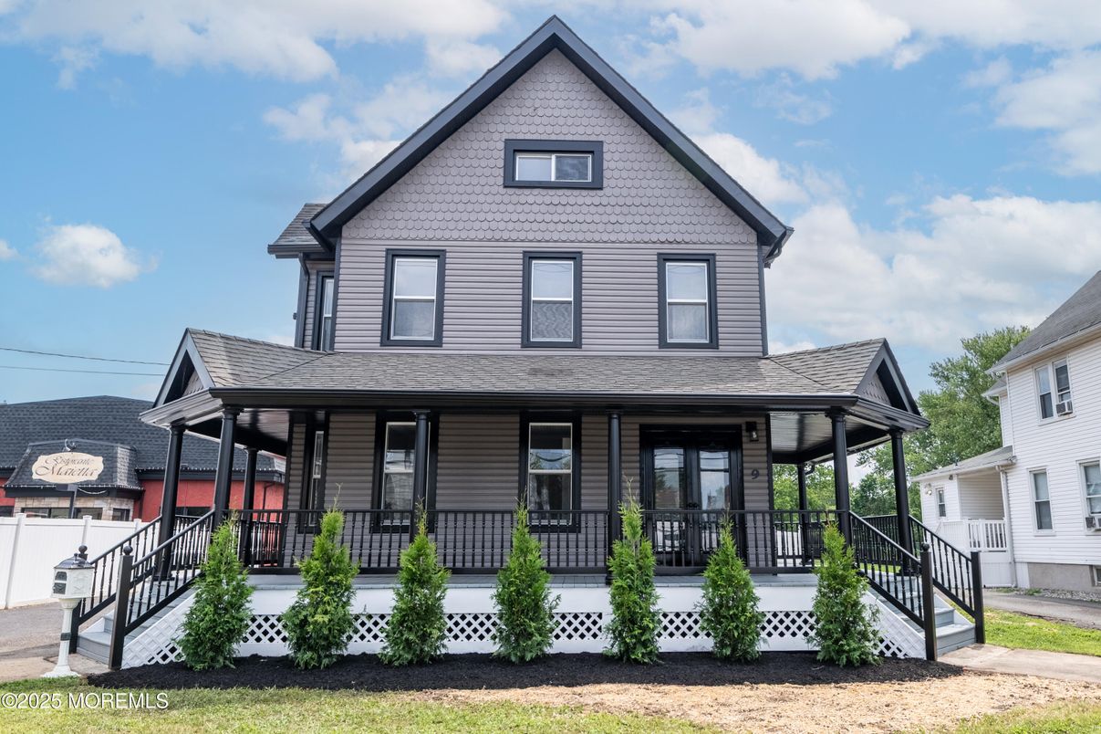 Exterior, Facade, Queen Anne Victorian