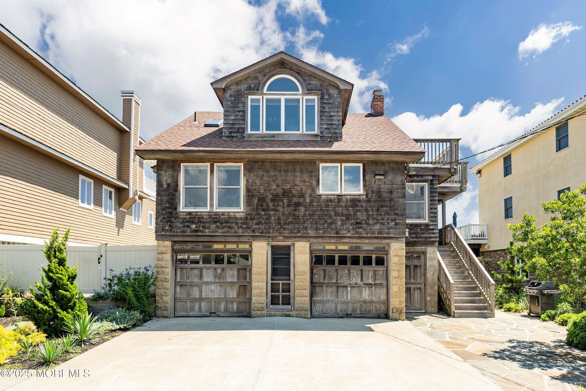 Attached, Exterior, Facade, Split Level