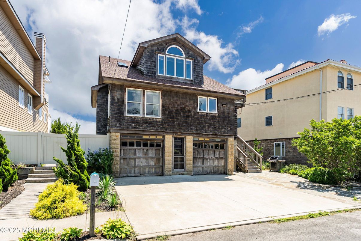 Attached, Exterior, Facade, Split Level