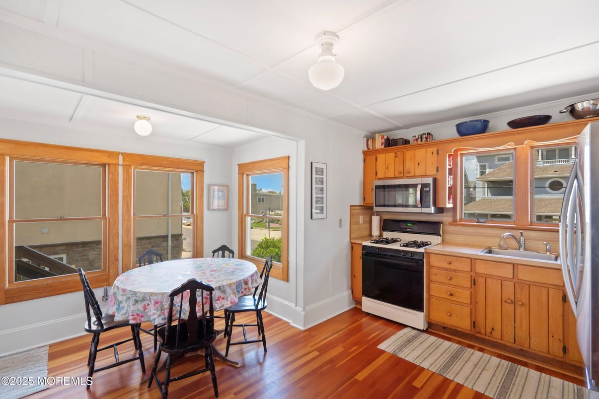 Dining room, Interior, Kitchen, Stainless Steel Appliances, Wood Texture Flooring