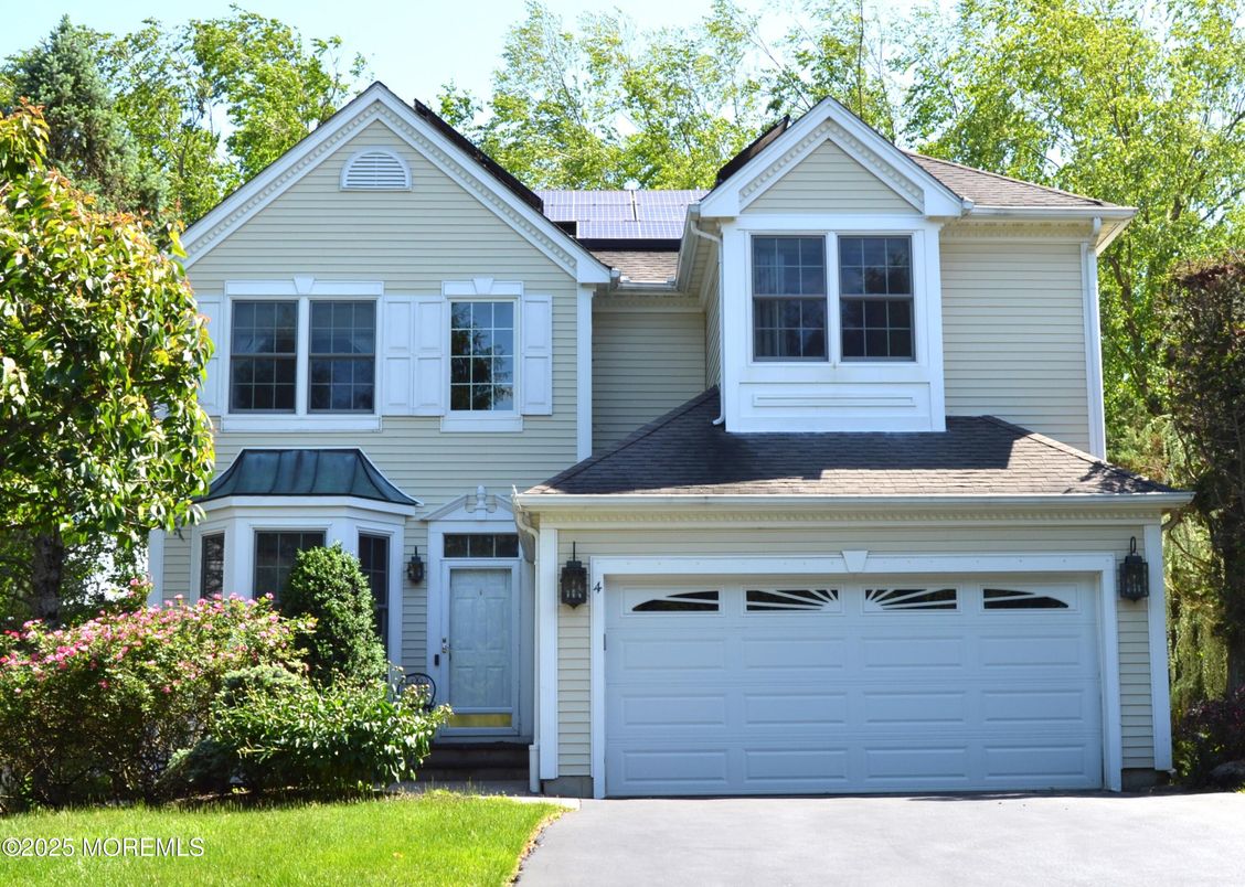 Attached, Exterior, Facade, Queen Anne Victorian