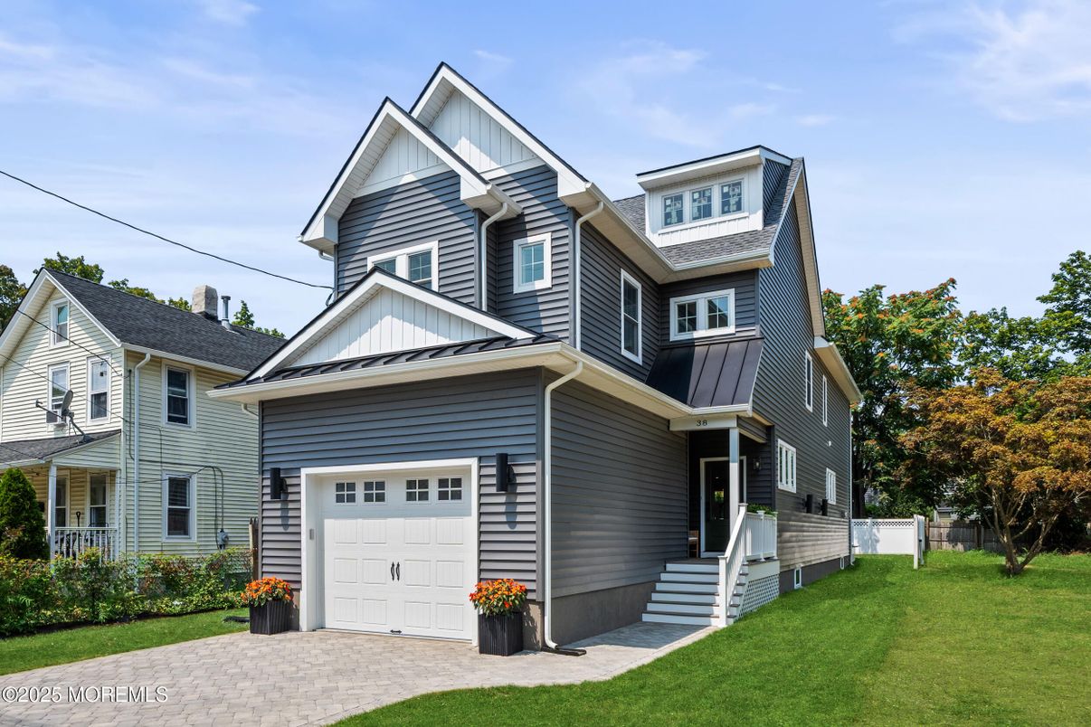 Attached, Exterior, Facade, Queen Anne Victorian