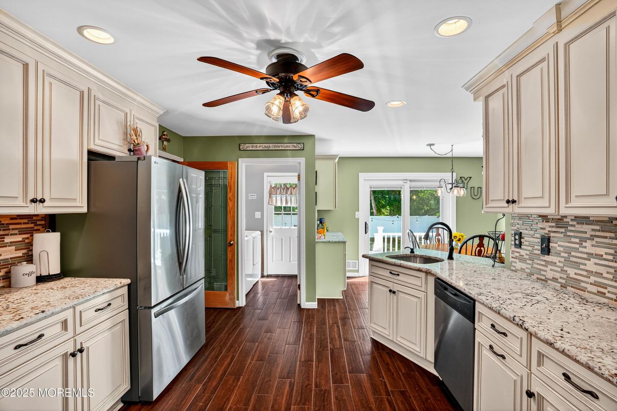 Dining room, Interior, Kitchen, Pendant Lights, Recessed Lighting, Wood Texture Flooring