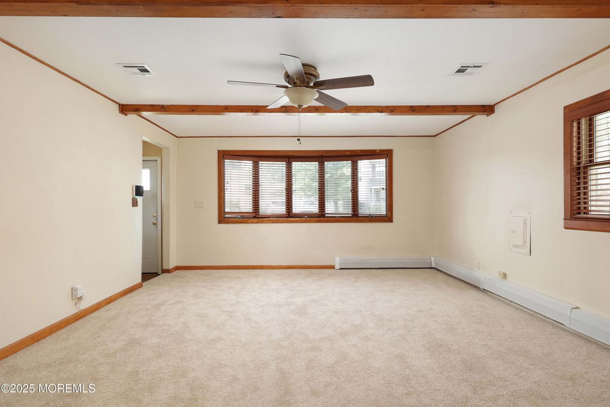 Empty room, Interior, Wooden Beams