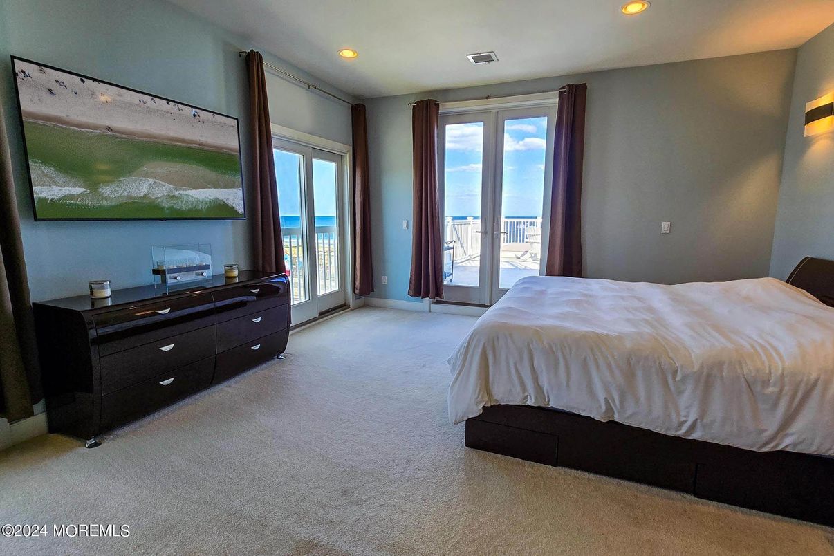 Bedroom, Interior, Recessed Lighting, Water
