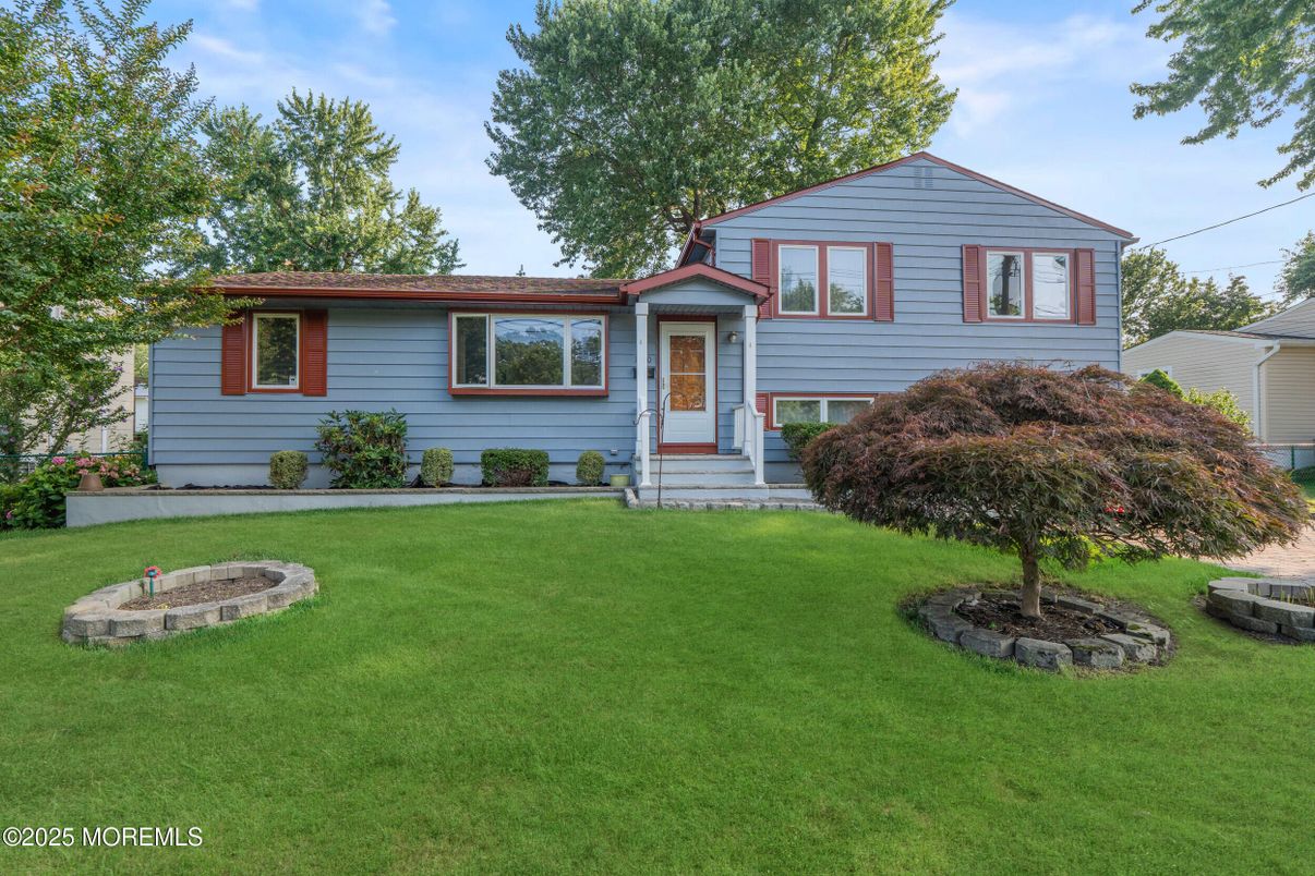 Backyard, Exterior, Facade, Split Level