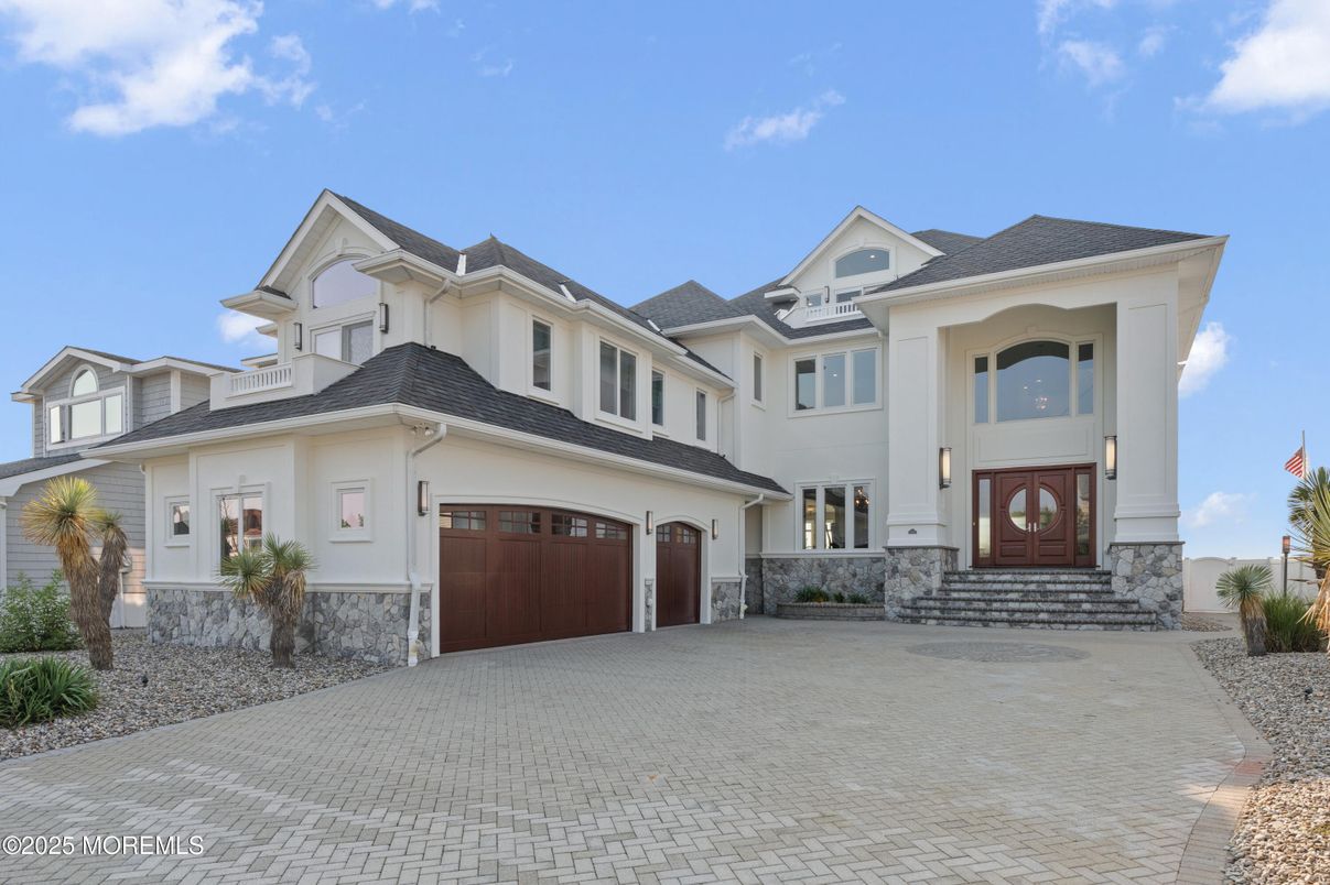 Attached, Exterior, Facade, Farmhouse