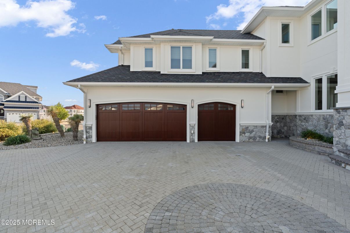 Attached, Exterior, Facade, Farmhouse