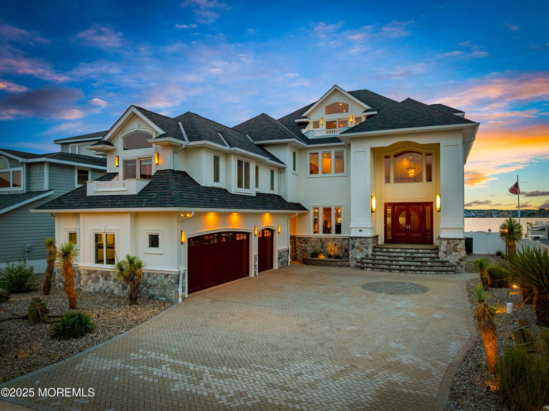 Attached, Exterior, Facade, Queen Anne Victorian