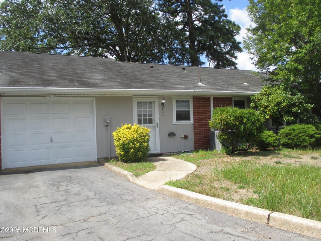 Attached, Exterior, Facade, Brick Facade, Ranch
