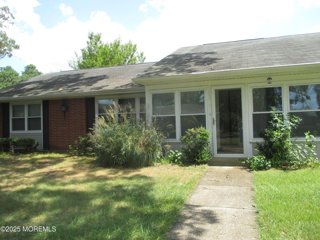 Exterior, Facade, Brick Facade, Ranch