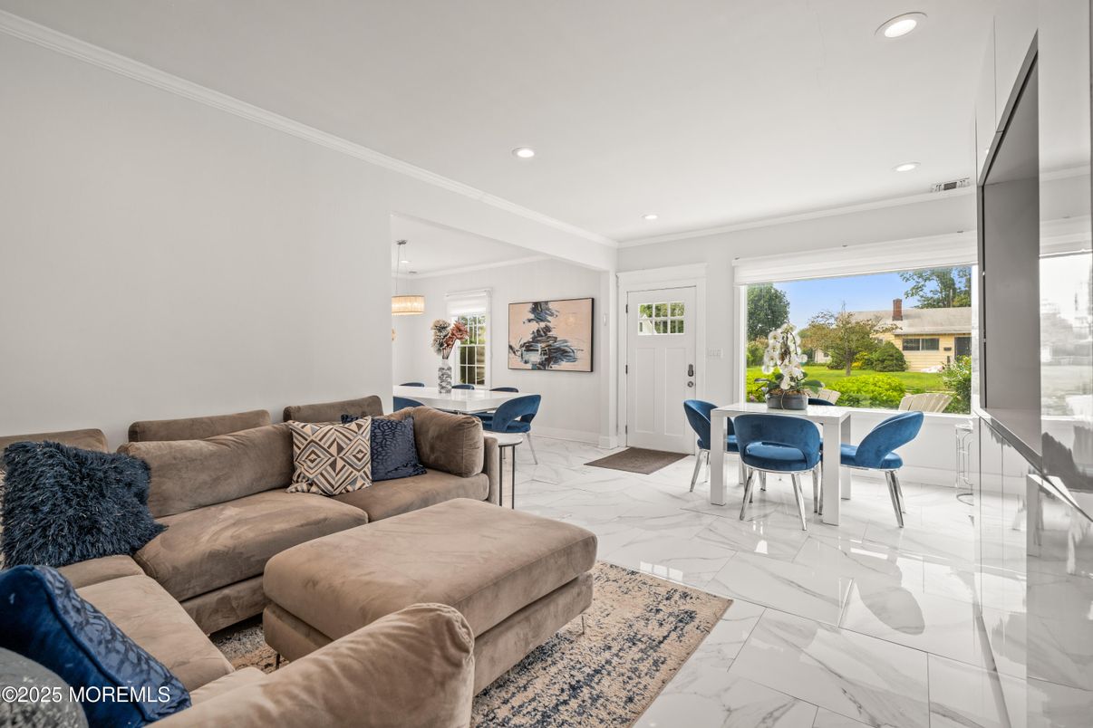 Dining room, Interior, Living room, Marble, Pendant Lights, Recessed Lighting