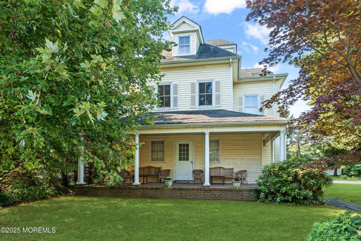 Exterior, Facade, American Foursquare
