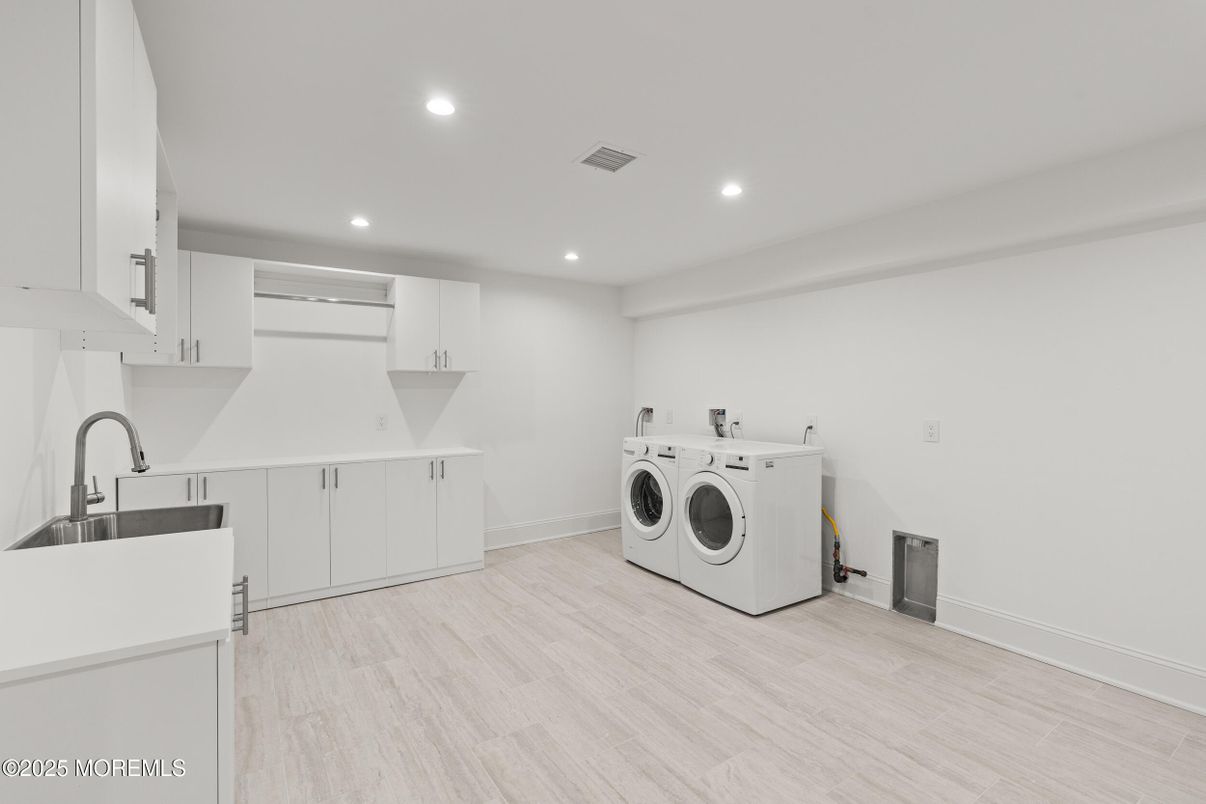 Interior, Recessed Lighting, Washer, Wood Texture Flooring