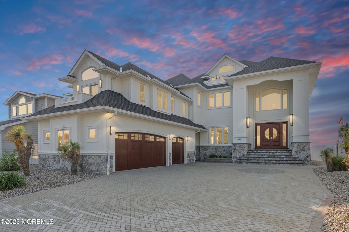 Attached, Exterior, Facade, Mediterranean