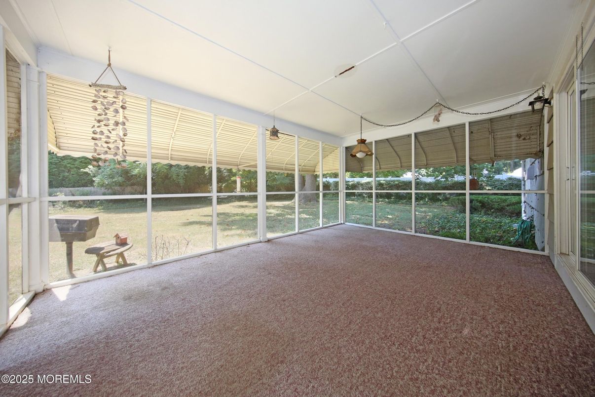 Chandelier, Empty room, Interior, Sun Room