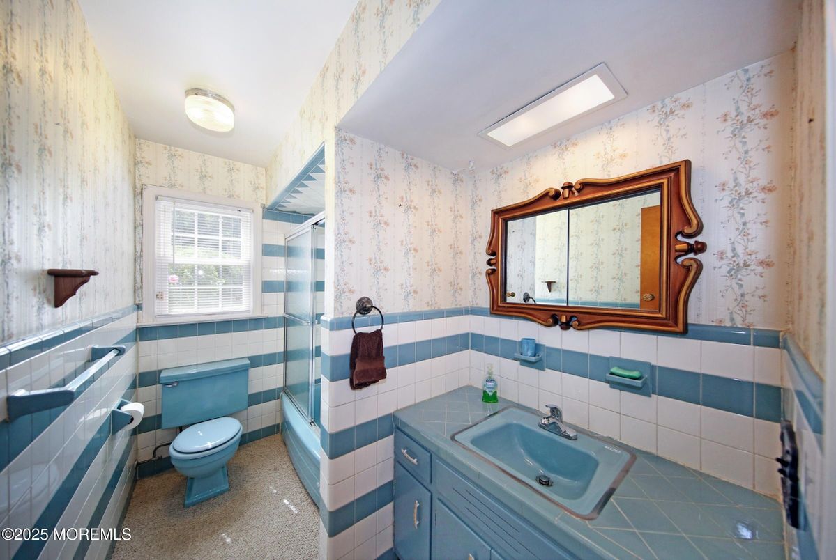 Bathroom, Interior, Tile Countertops
