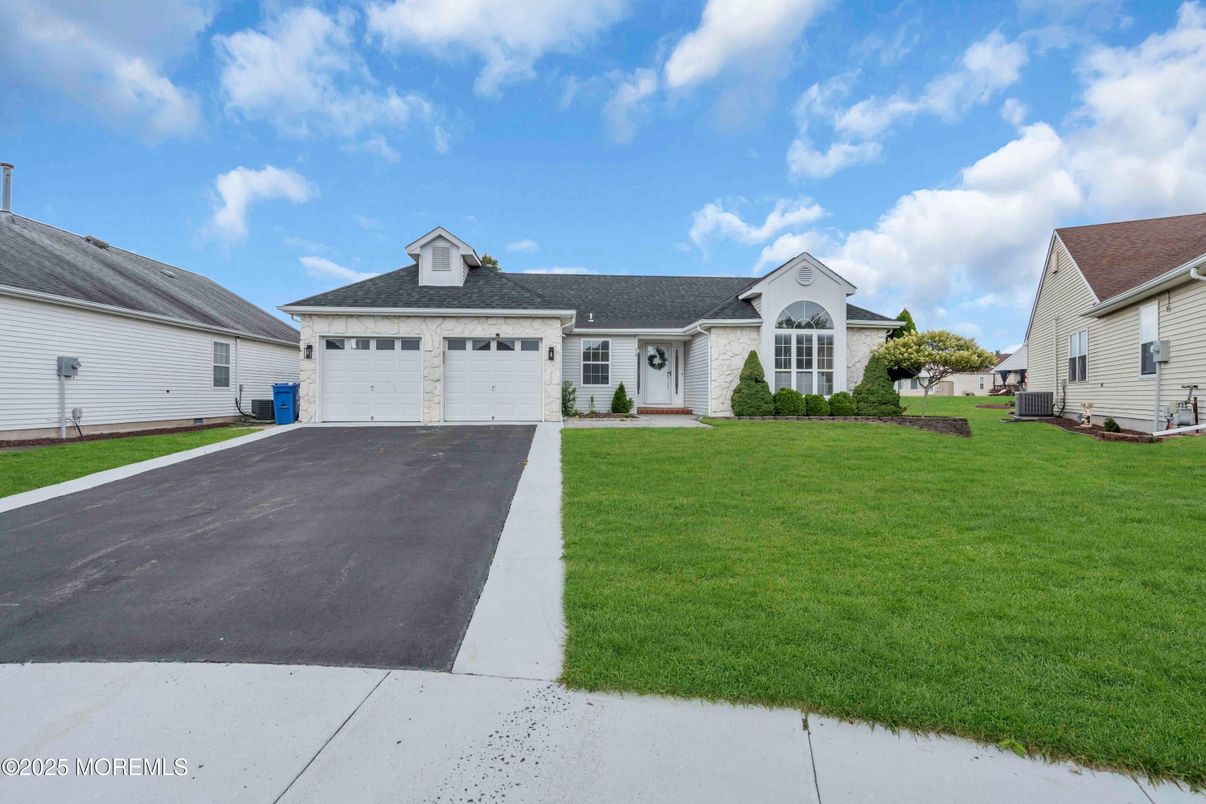 Attached, Exterior, Facade, Cape Cod