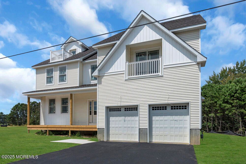 Attached, Exterior, Facade, Farmhouse