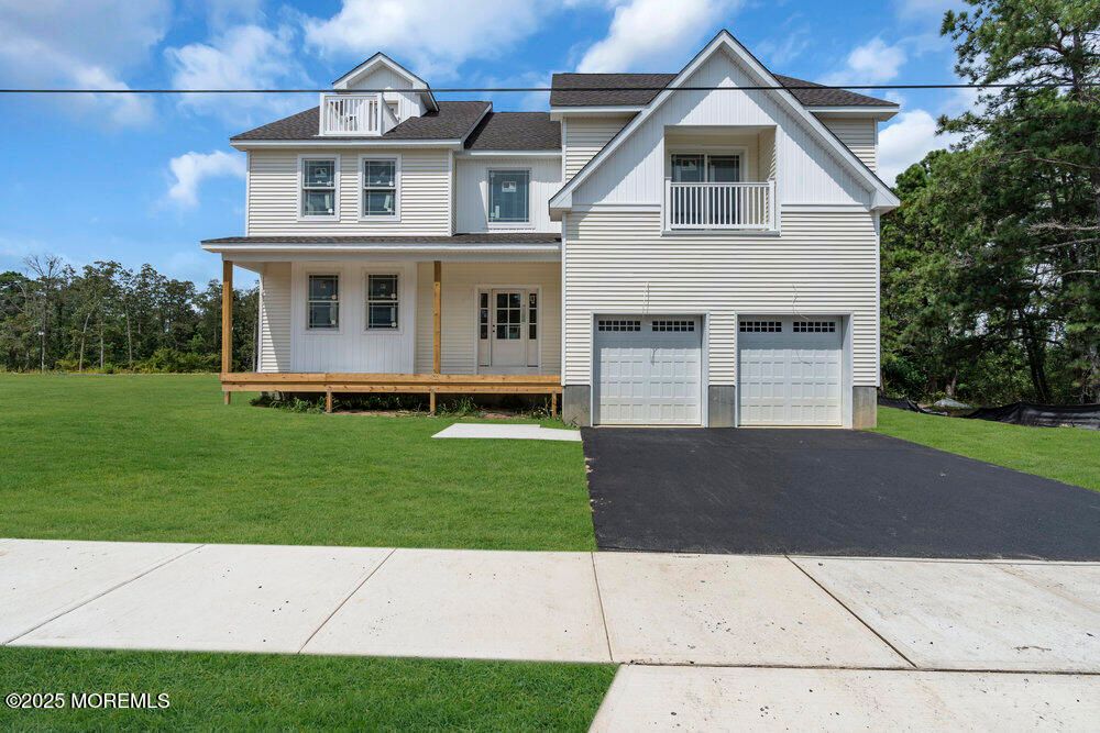 Attached, Exterior, Facade, Farmhouse